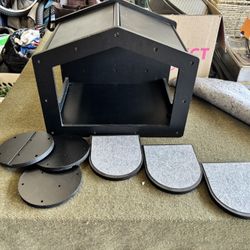 Wall mounted cat house