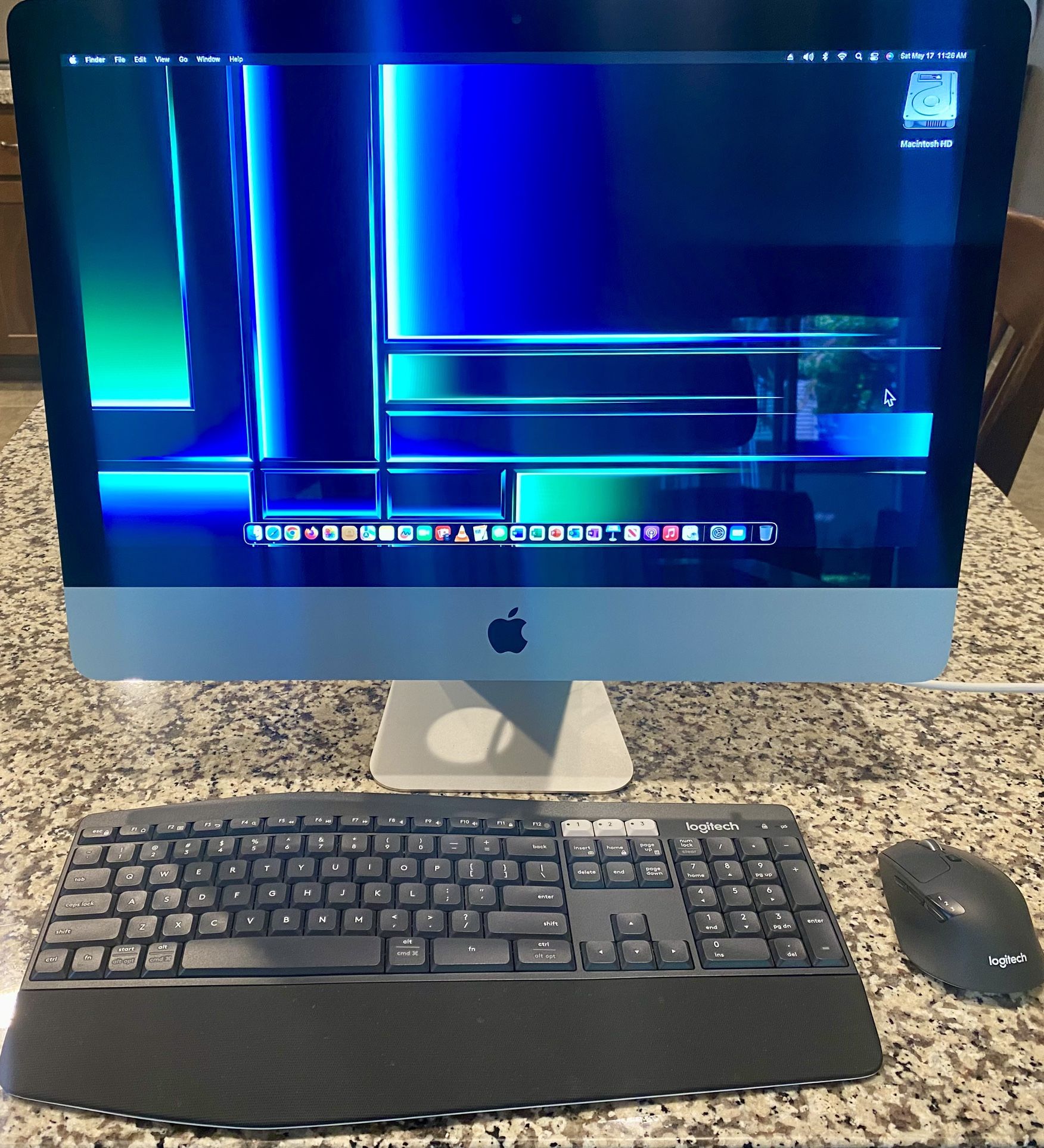 Apple iMac 21.5” 2017 made and all works perfectly ready for new user