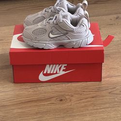 Nike V5 RNR Sneakers – Brand New – Size 7C