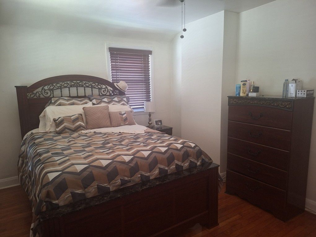 Price Drop!!!  Gently Used Queen Bedroom Set.