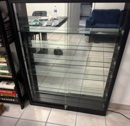 Lockable Display Case W/Lighting