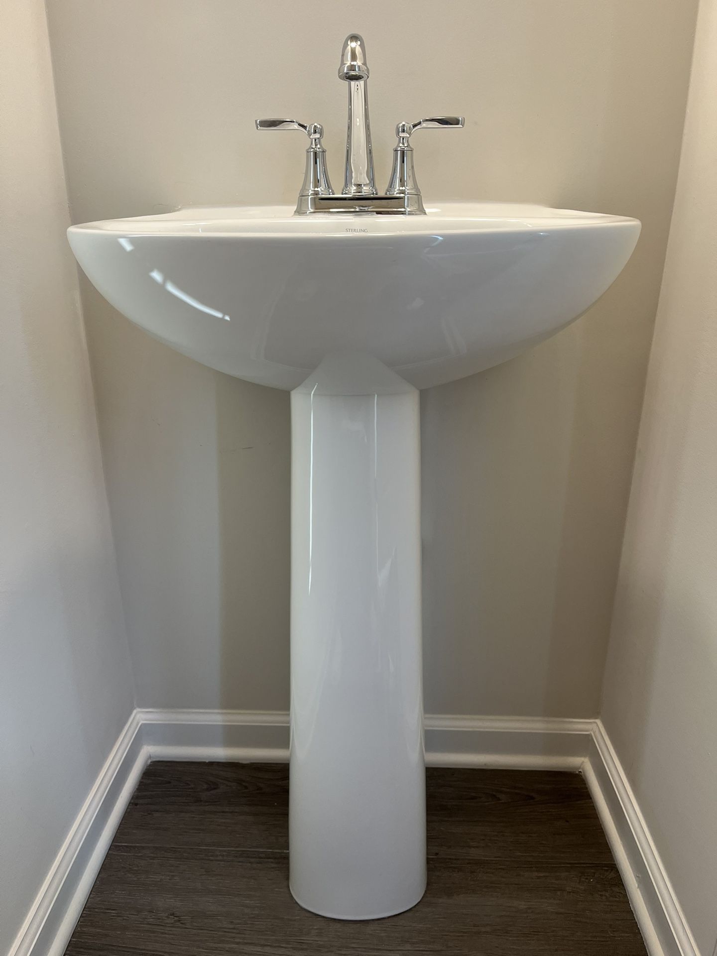 Sterling Sacramento Pedestal Bathroom Sink – Like New!