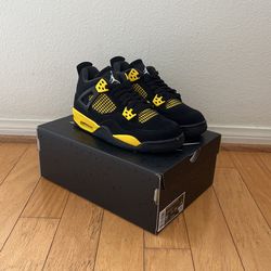 Jordan 4 Retro Thunder Sz 5.5y/7w