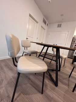 Roundtable & 4 chairs