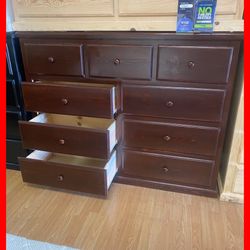 Dresser/ Nine drawers dresser