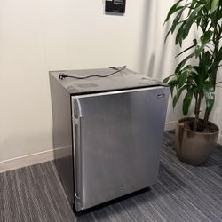 Mini fridge 