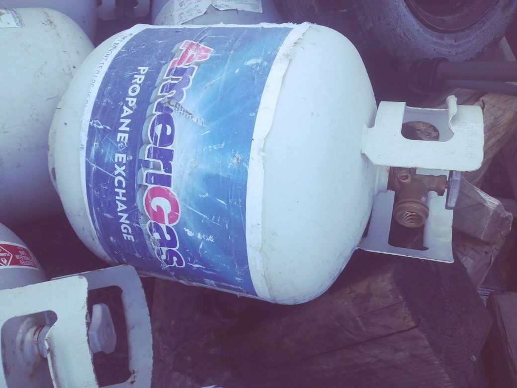 Refillable 5 gallon / 15 Lb propane tanks 3 full 2 empty for Sale in
