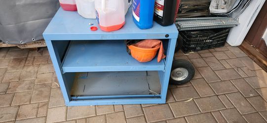 Metal cabinet