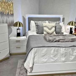 3 pieces bedroom set white In Box 