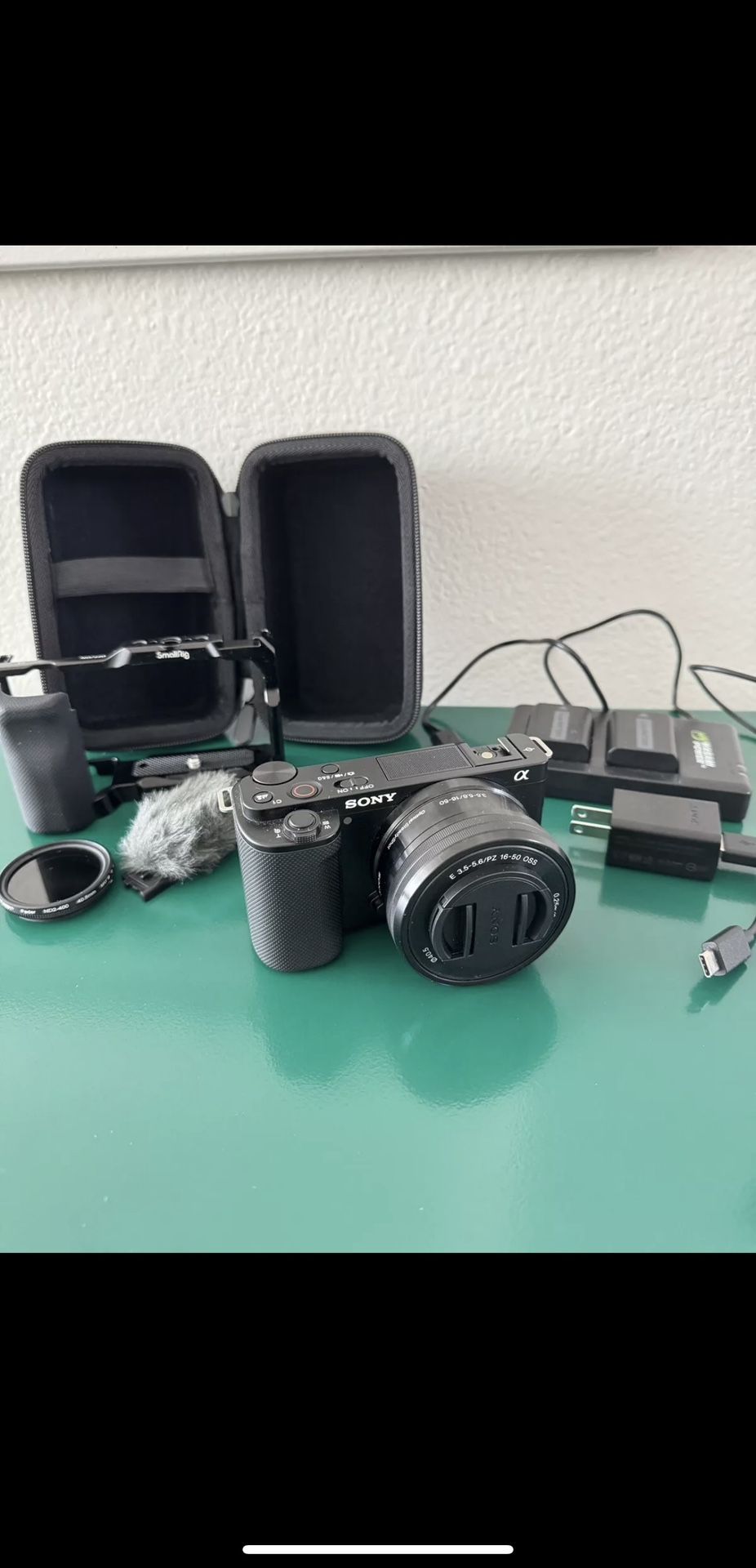 Sony ZVE10 (Read Description) (Price can be negotiated)