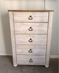 Ashley Furniture Willowton 5 Drawer Chest of Drawers
