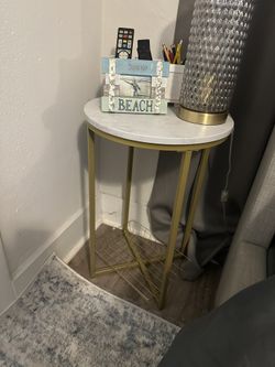 2 Beautiful Side Tables 