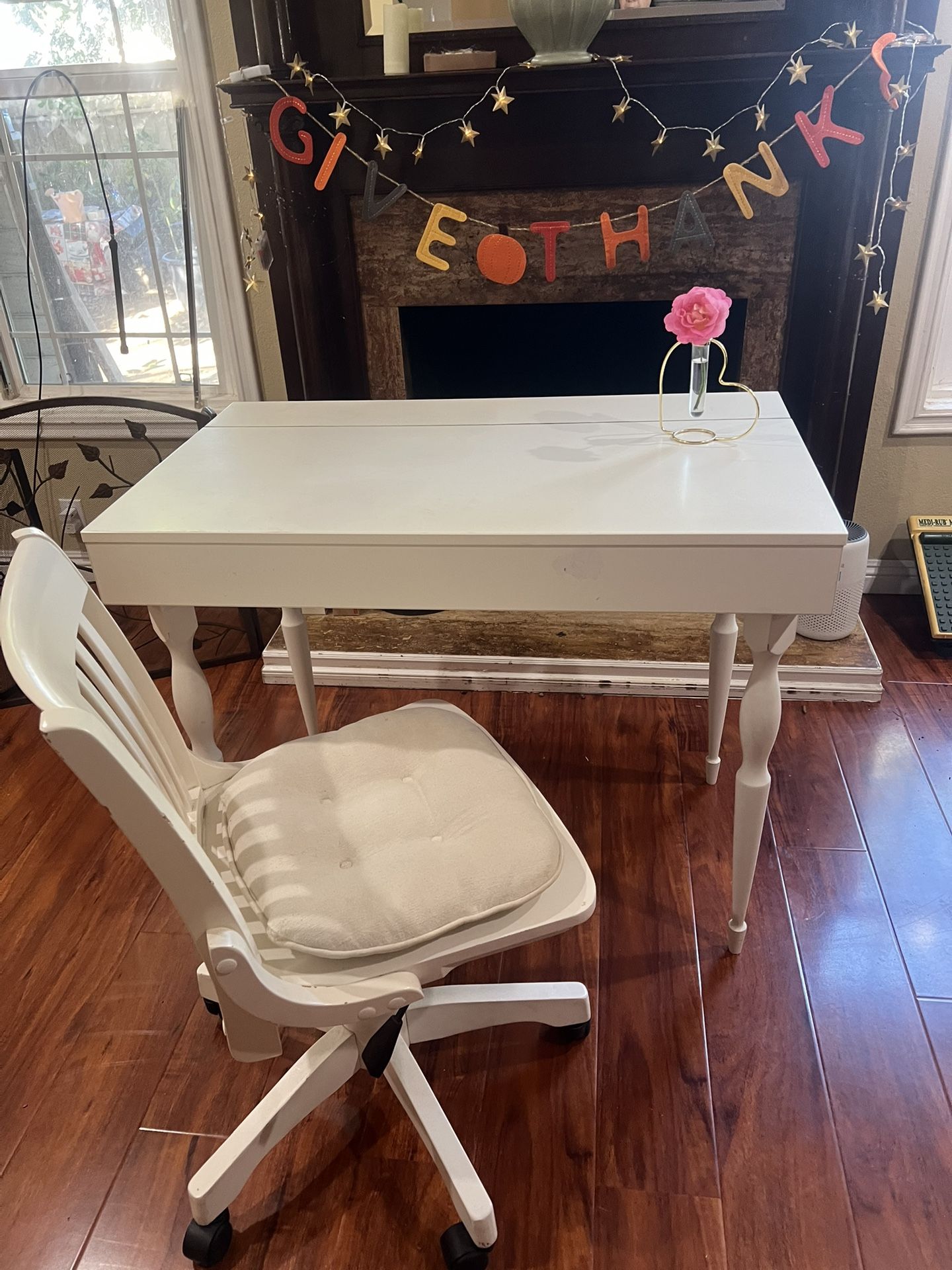 White Desk And Chair👍🏻