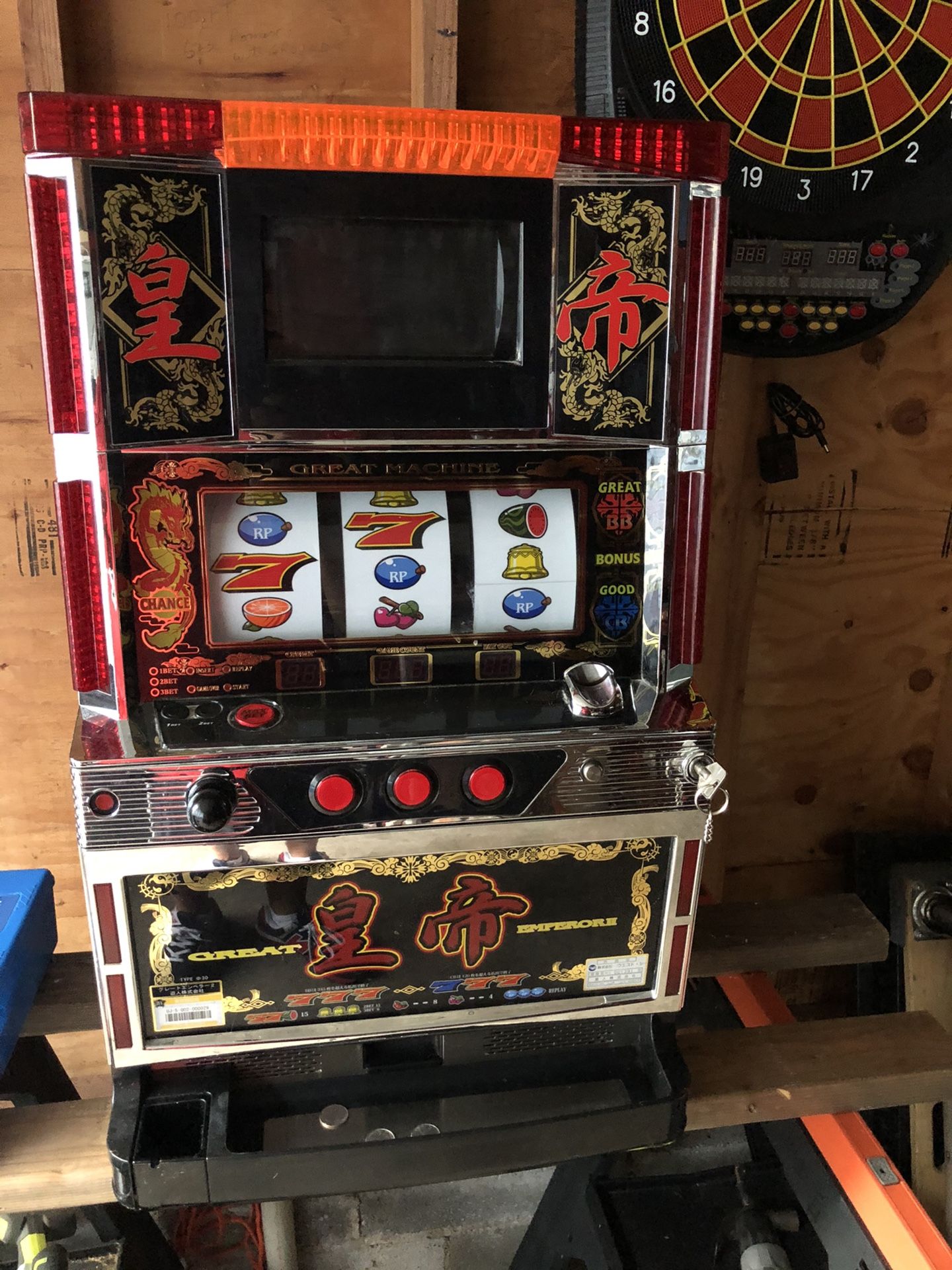 Slot machine 600