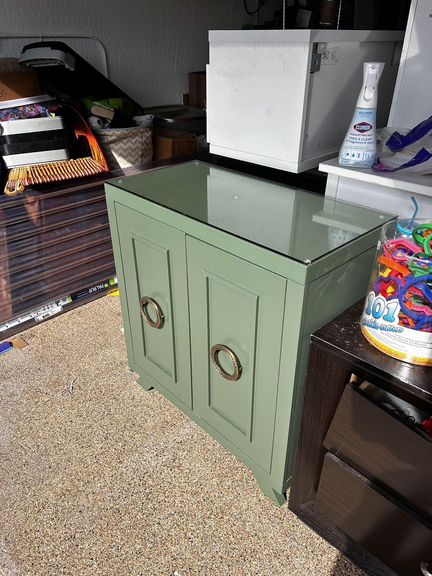 Mini Bar Cabinet. Small Dresser