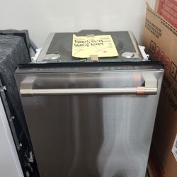 24 In. Built In Top Control Dishwasher In Stainless Steel With Stainless Tub, Ultra Wash And Dual Convection Dry, 44 dBA