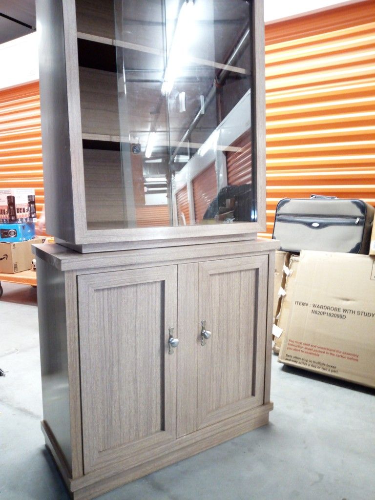 Beautiful Mid Century Hutch