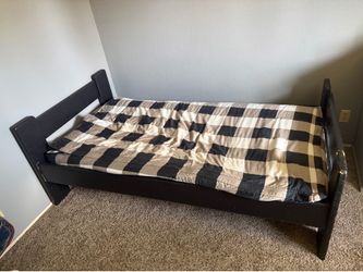 Twin size bed with Beddies bedding