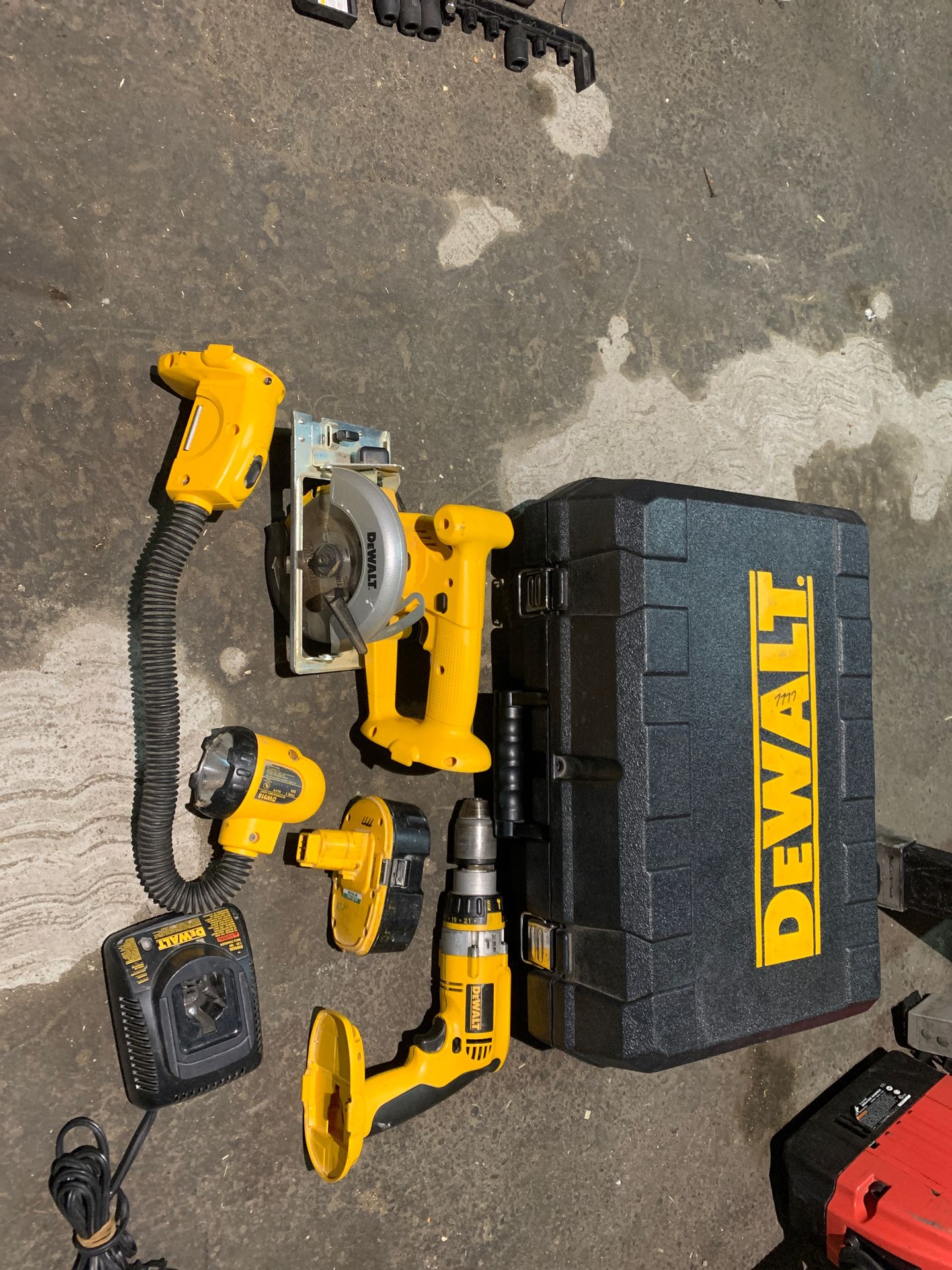 Dewalt 18 volt set everything on picture