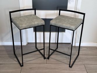 SET OF 2 GRAY FAUX LEATHER COUNTER HEIGHT STOOLS ( NEW AND ASSEMBLED )