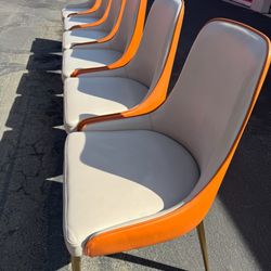 $50 each good chair / $50 cada una /These modern dining chairs feature a two-tone design with white