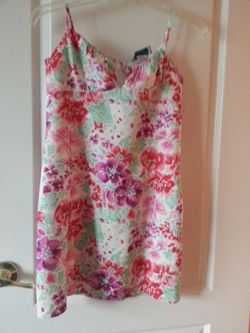 New Pretty dress size 6 in excellent condition