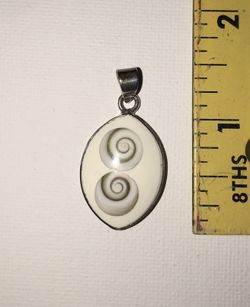 Necklace pendant (white)
