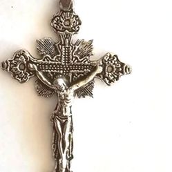 UPDATE YOUR RELIGIOUS  WARDROBE WITH THIS SILVER ORNATE NEW CATHOLIC CROSS…
