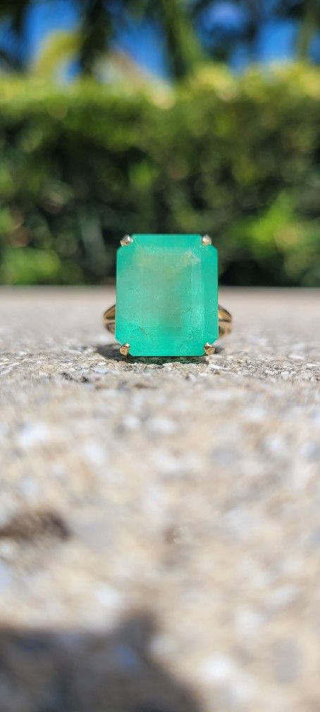 14K Gold 10 CT Emerald Ring