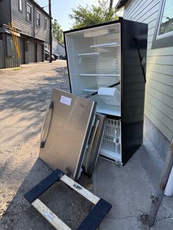 Whirlpool refrigerator , bottom freezer  / works free