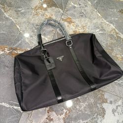 black medium duffle bag 