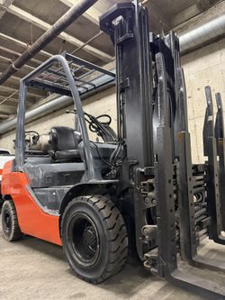 TOYOTA M8 forklift 5500 lb,3 stage, side shift, single double LOW HOURS 