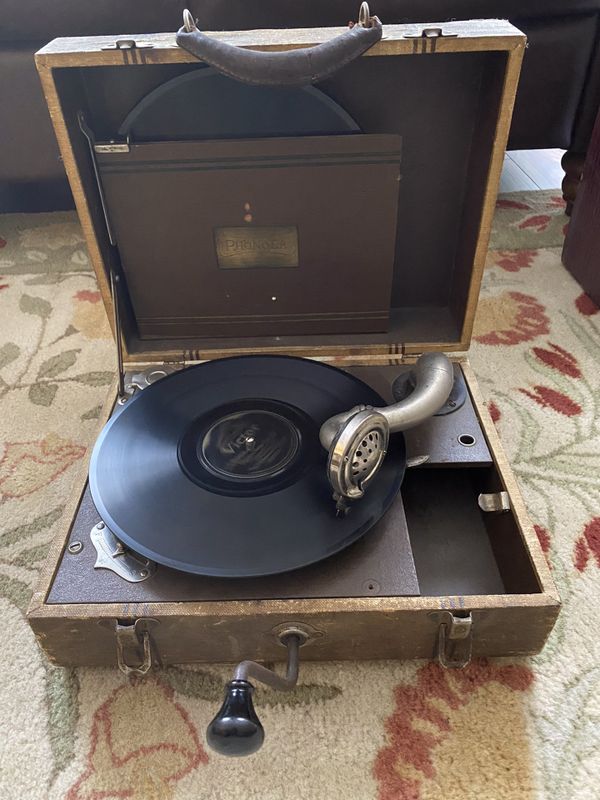 Phonola Portable Hand Crank Record Player for Sale in Marysville, WA