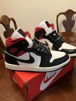 Air Jordan 1 Mid SE.  Men’s Size 9 Or women’s 10.5