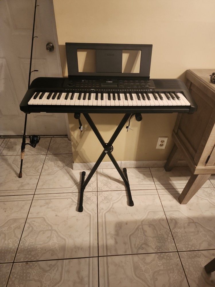 Yamaha psr-E27 Keyboard 3