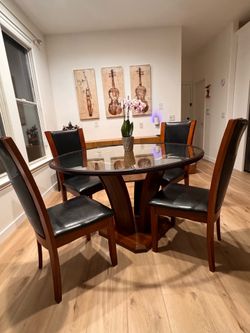Round Glass Dining Table with 4 Chairs – Excellent Condition – $250 OBO