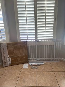 Grownsy 29.5-48.4” Extra Wide Baby/ Pet Gate (35th Ave & Bell Rd) White