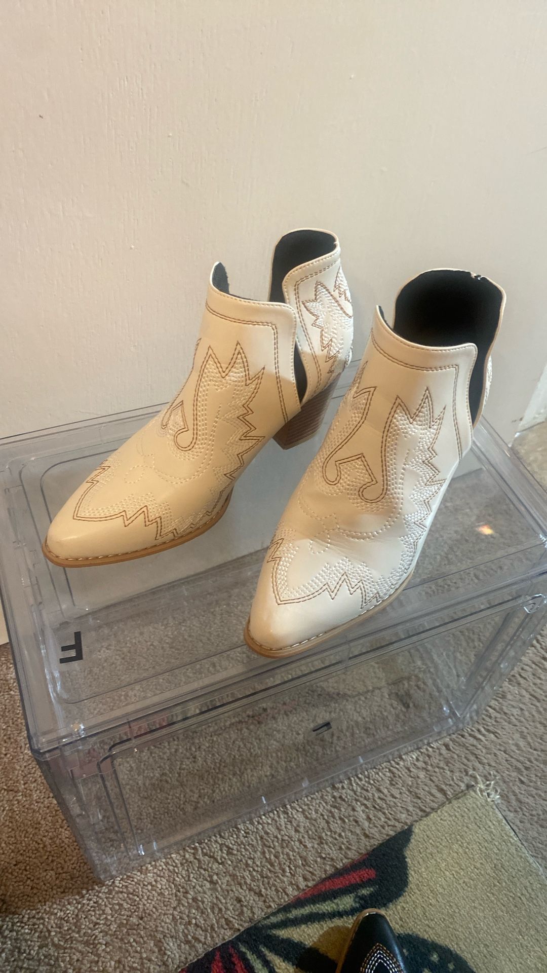 Boots Women’s Sz 37 White With Design