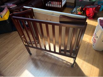 Foldable baby crib