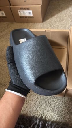 Yeezy Slides (Size 10)