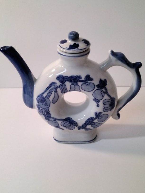 Very Neat Tea Pot .