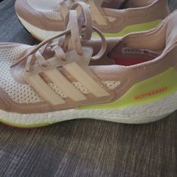 ADIDAS ULTRABOOST SIZE.....8 WOMENS NEW CONDITION