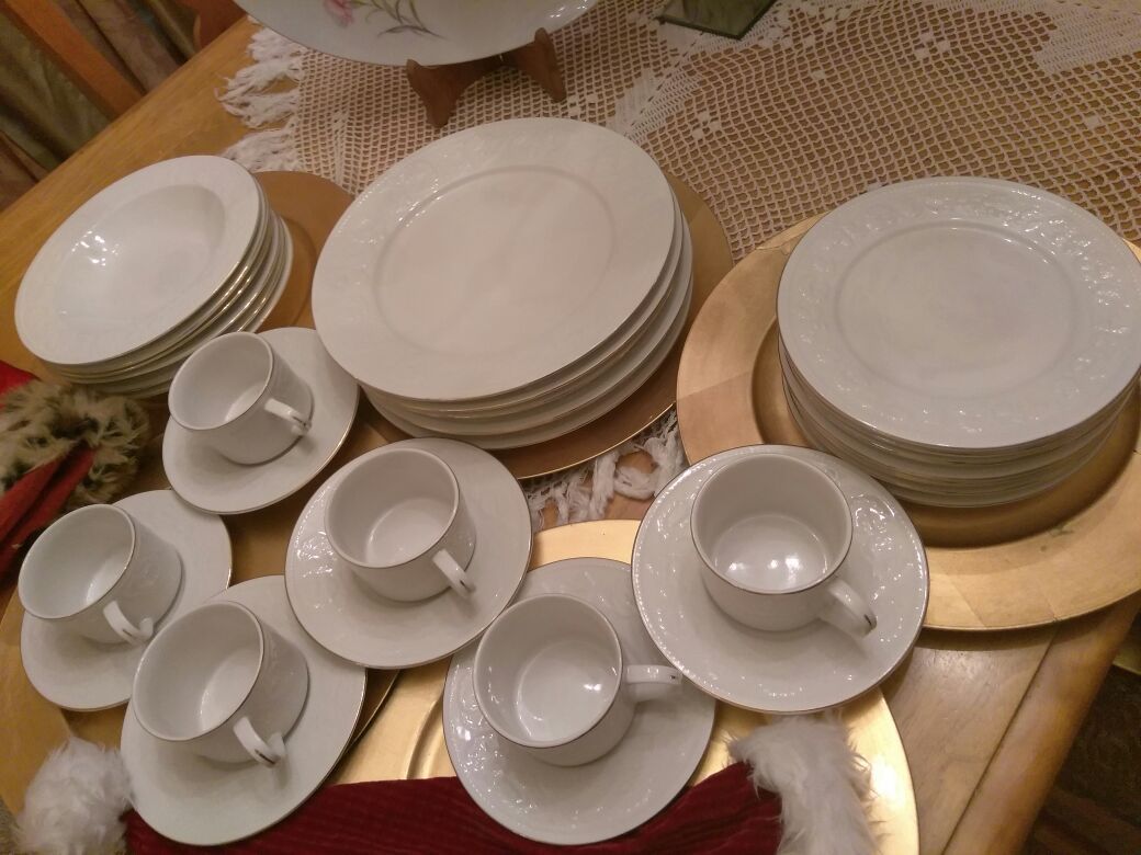 High Quality fine CHINA 22k gold trim Farberware CALAIS 4173 fine china serving for 6(32 pieces)got 2 extra plates.see picture sells$169.99 less cups