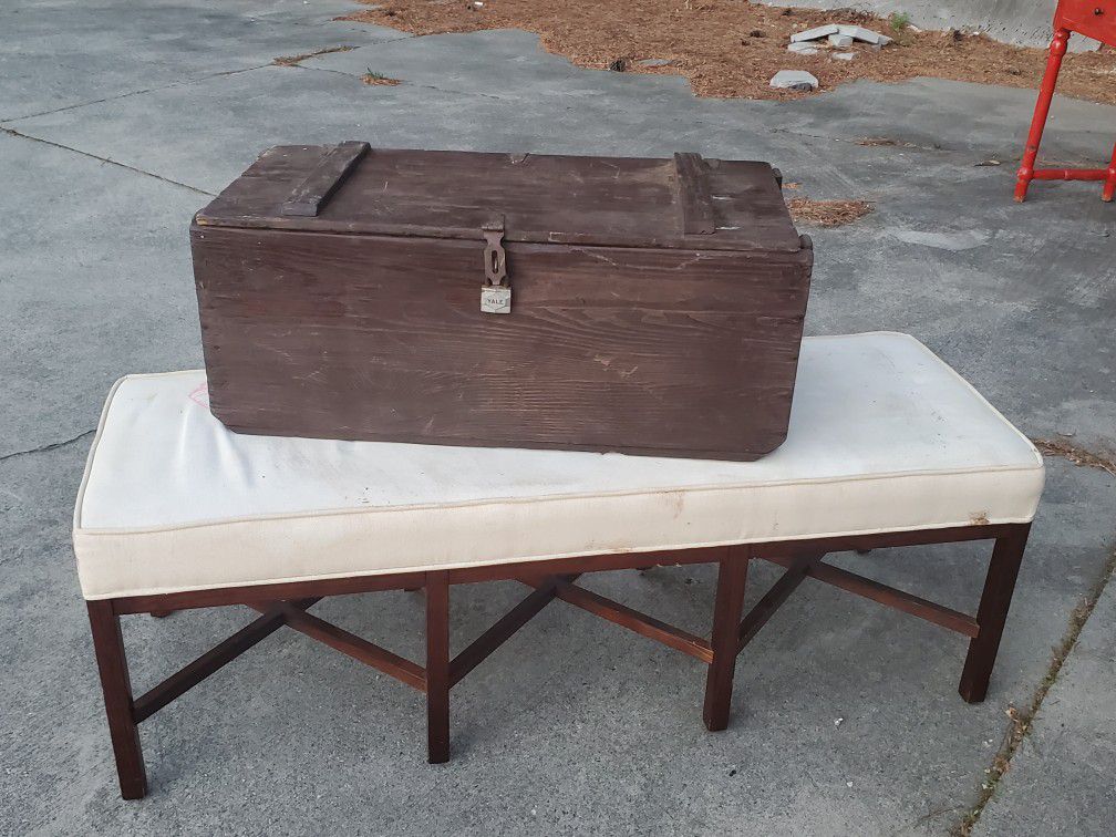 WW2 US ARMY WOOD FOOT LOCKER TRUNK with yale lock made by american desk manufacturing co. 1943