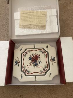 BEST offer NEW Lenox winter greetings expandable trivet