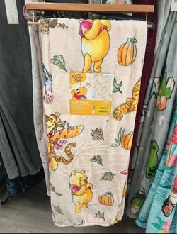 Winnie the Pooh Fall Blanket (light pink)