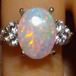2.5 Ct White Opal And Natural Diamond Ring 