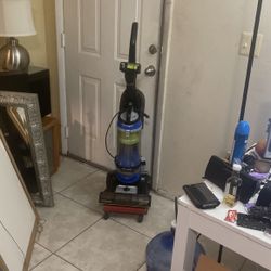 One Vacumcleaners Bissell  Cord Rewind Triple  Action  Brush