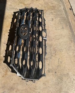 2022-2026 Tundra grille black chrome Oem grille has chips