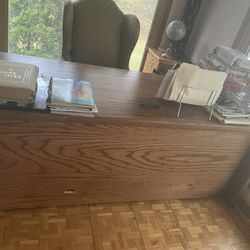 Solid Wood Desk Great https://offerup.com/redirect/?o=Q29uZGl0aW9uLkZSRUU=